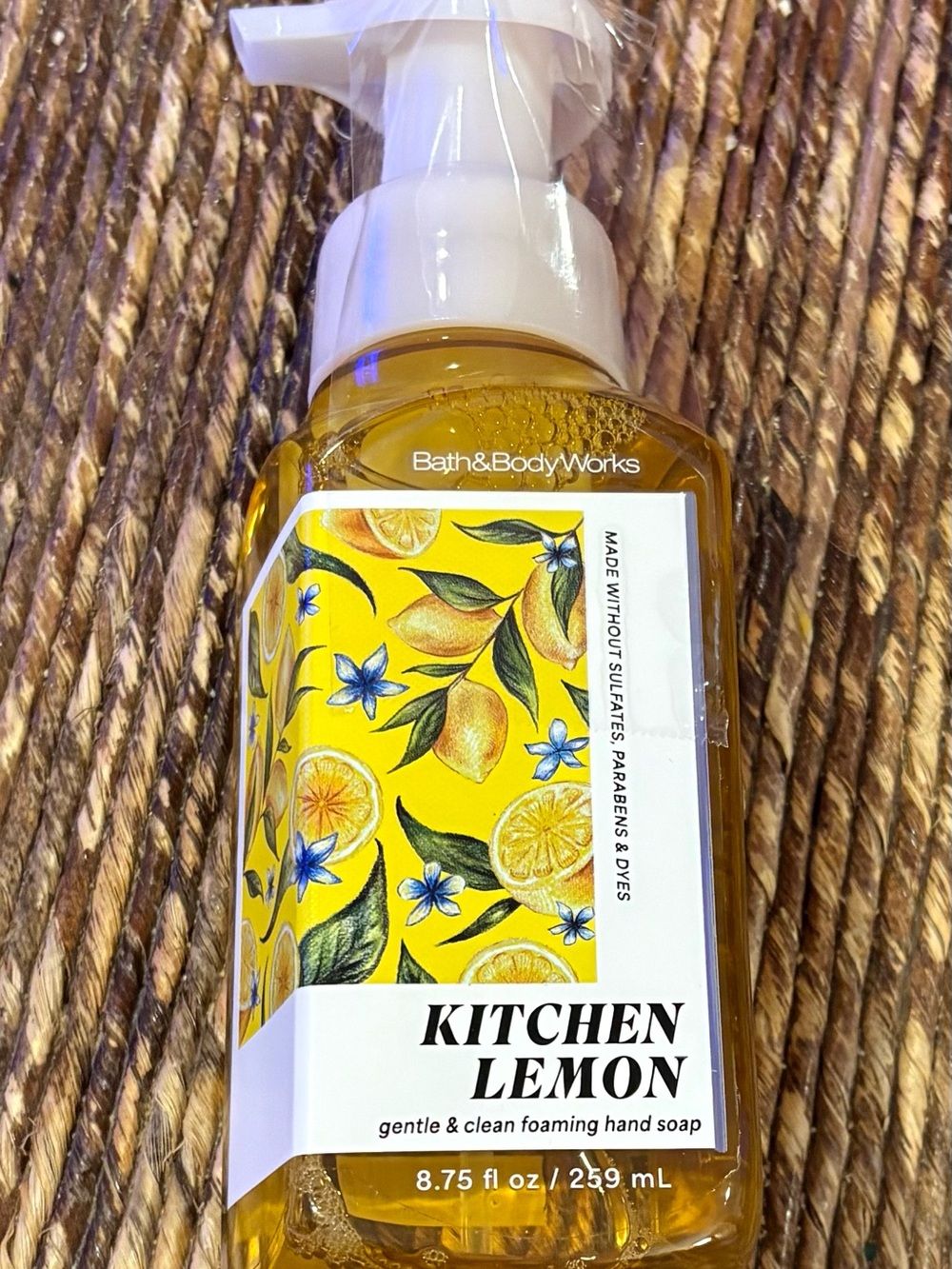 Bath & Body Works Kitchen Lemon Gentle Foaming Hand Soap - NEW